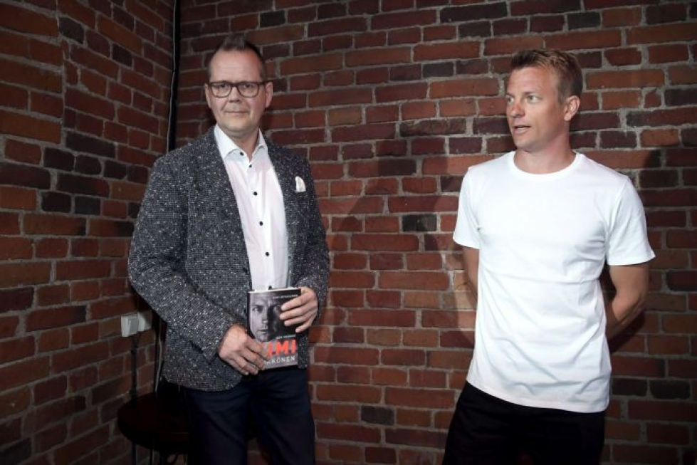 Teoksen kirjoittanut Kari Hotakainen ja Kimi Räikkönen esittelivät kirjaa julkistustilaisuudessa 16. elokuuta. LEHTIKUVA / Markku Ulander