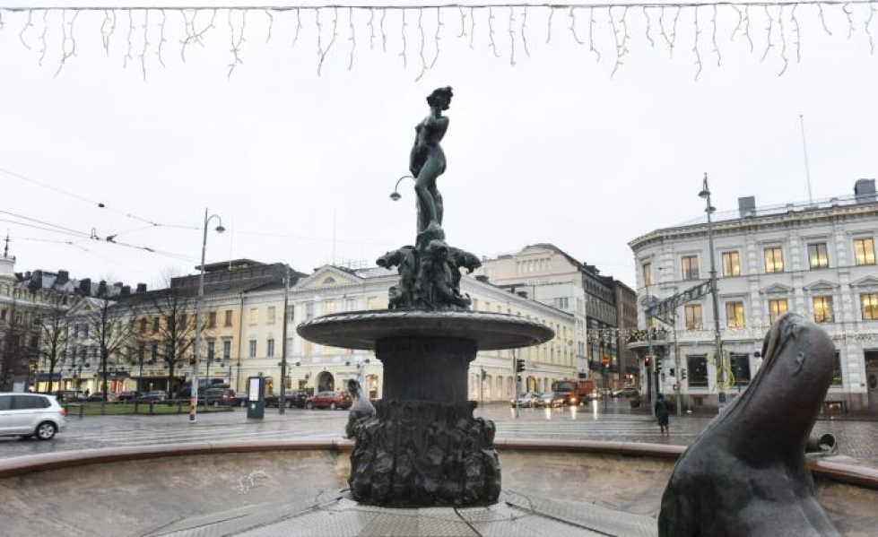 Havis Amandan patsas on kestänyt Helsingin Kauppatorilla 111 vuotta. Ontto pronssipatsas voi kuitenkin vaurioitua kiipeilystä. LEHTIKUVA / HEIKKI SAUKKOMAA