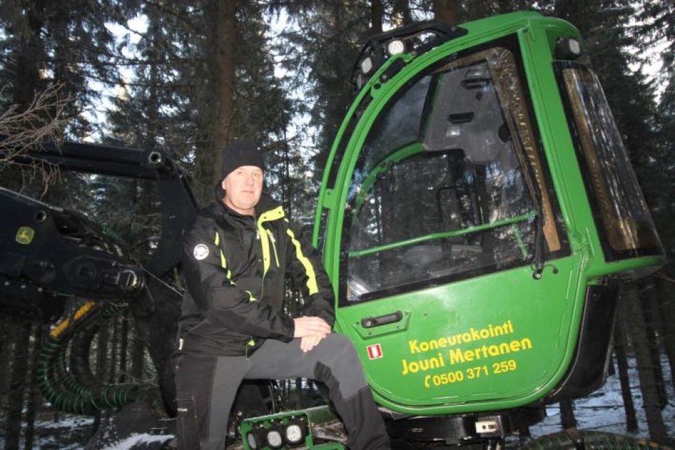 Metsähakkuilla viihtyvä Jouni Mertanen pitää tärkeänä sitä, että yrittäjä huolehtii omasta jaksamisestaan.