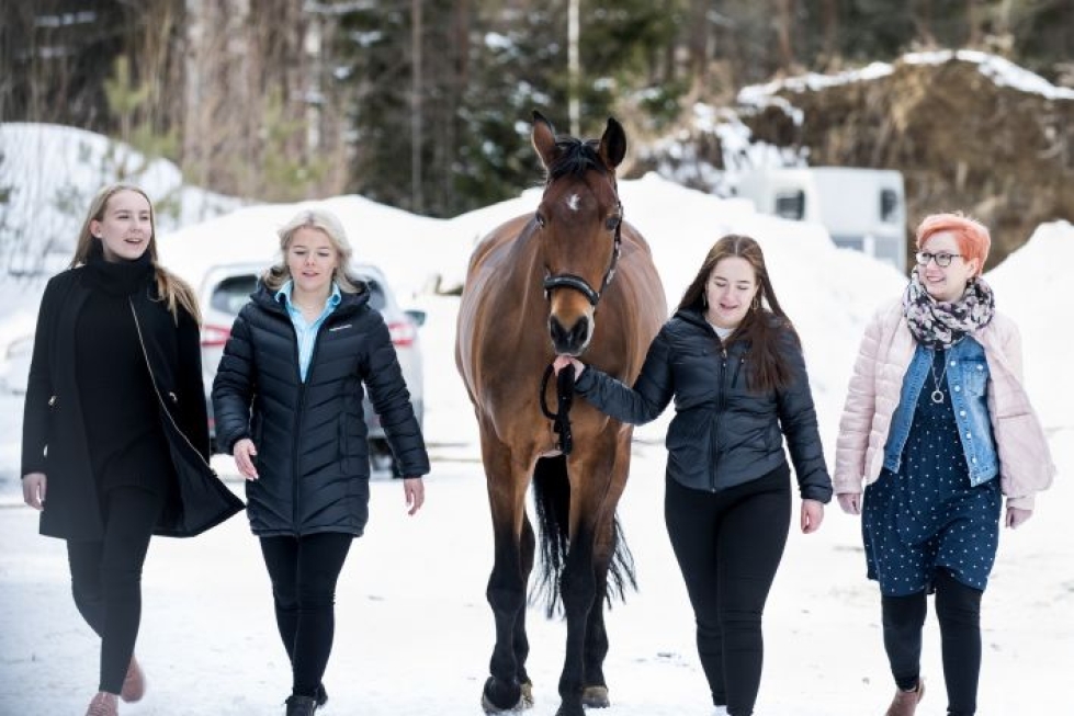 Janika Tolvanen (vas.), Nenna Pääkkönen, Jenna Pääkkönen ja heidän äitinsä Marjaana Pääkkönen olivat liikenneonnettomuudessa viime syyskuussa. Mukana oli myös kuljetusautossa matkustanut Prada-hevonen.