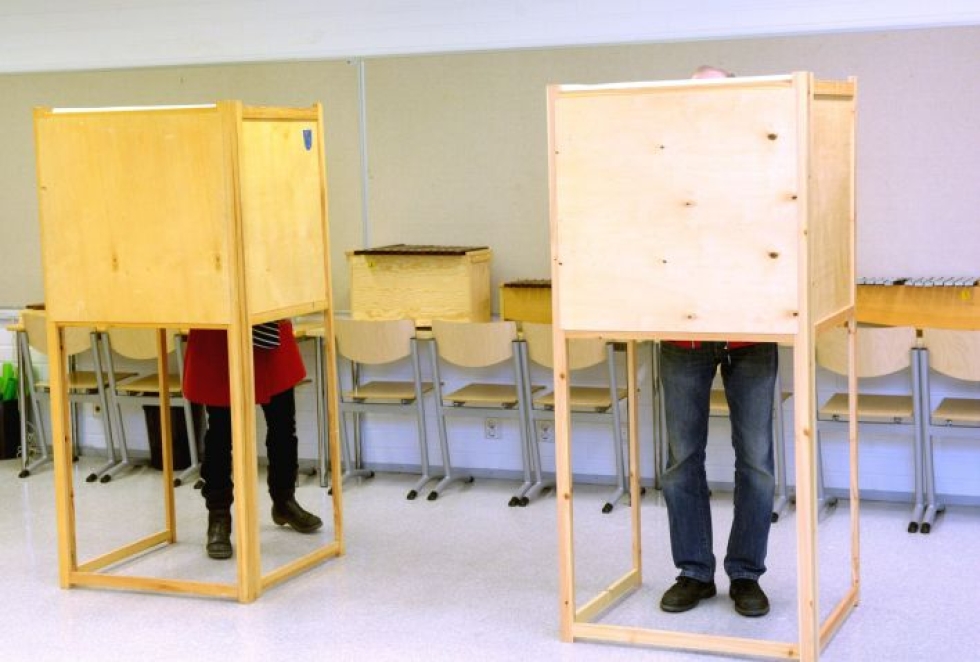 Kaksi viidestä äänestäjästä on sitä mieltä, että puolue on äänestyspäätöksen kannalta tärkeämpi kuin ehdokas. Lehtikuva / Mikko Stig
