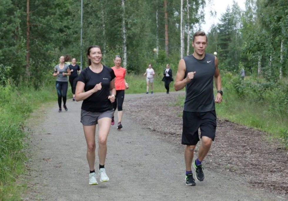 Lotta Lilja pinkoi valmentaja Joni Jääskeläisen kanssa ryhmän etunenässä.