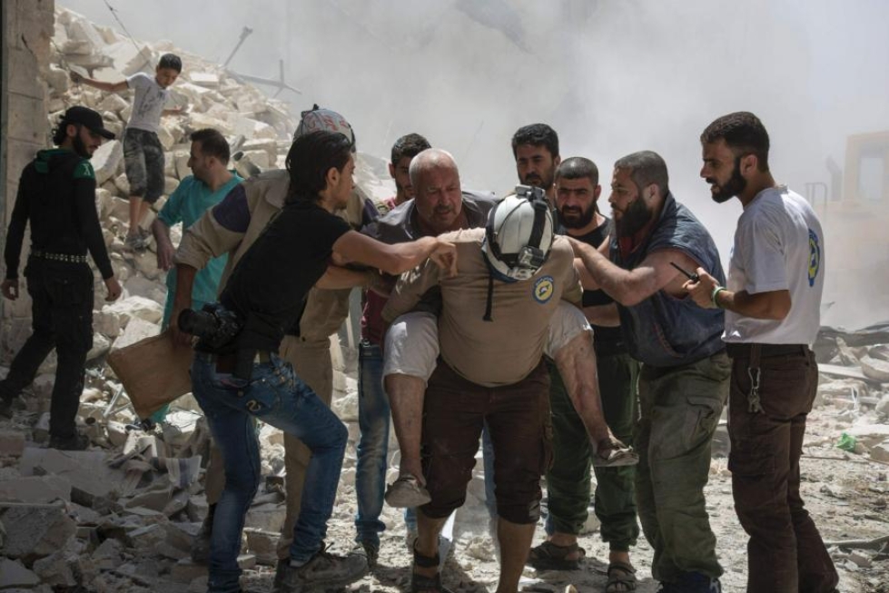 Assadin joukkojen saartamille Aleppon kaupungin kapinallisalueille tehtiin viikonvaihteessa useita tuhoisia ilmaiskuja. Lehtikuva/AFP