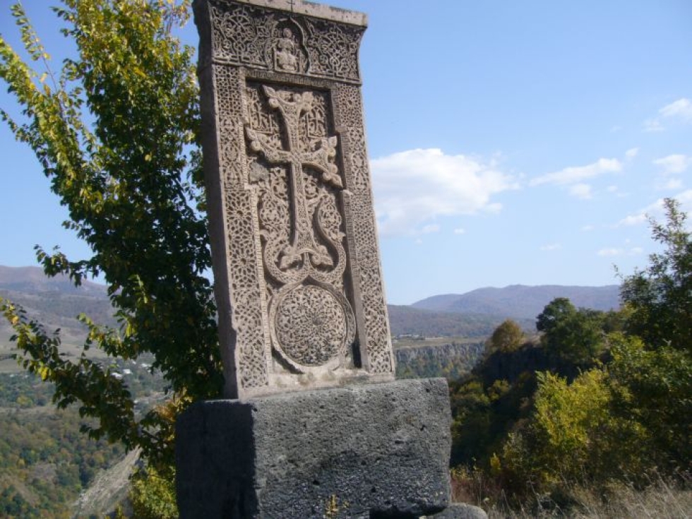 Serafim Seppälää inspiroivat Armenian ja Etiopian ikivanhat ristikulttuurit. Armeniassa ristit tehdään yleensä kiveen. Kuvassa kiviristi Armenian vuorilla.