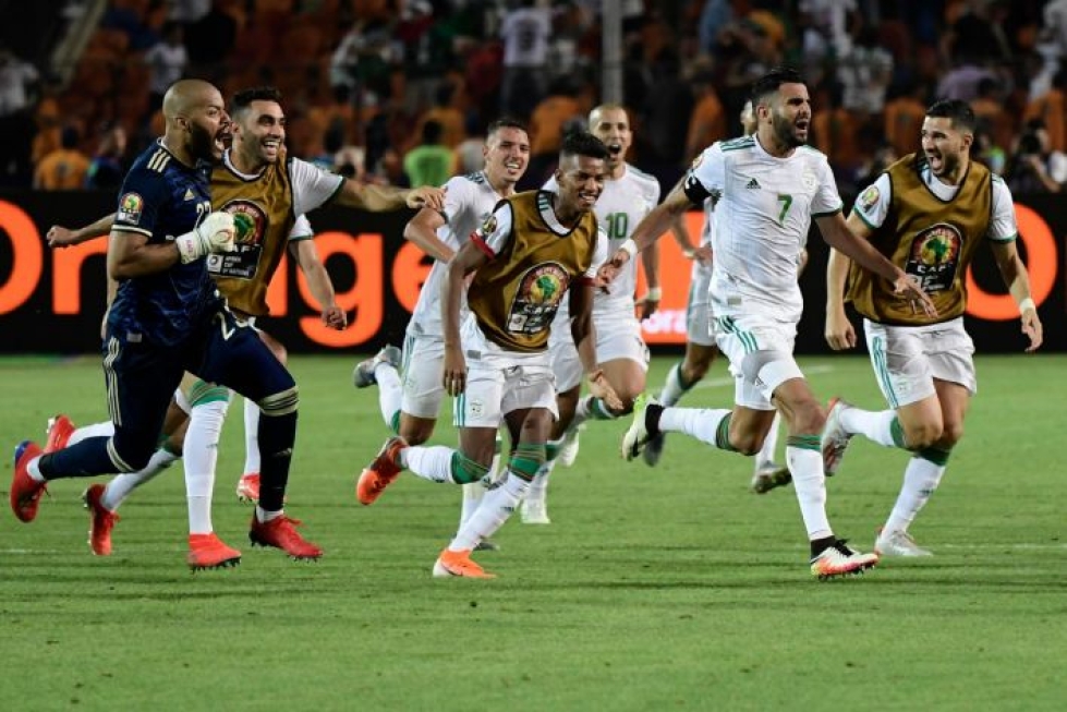 Algerian pelaajat juhlivat Mahrezin voittomaalia. Lehtikuva / AFP