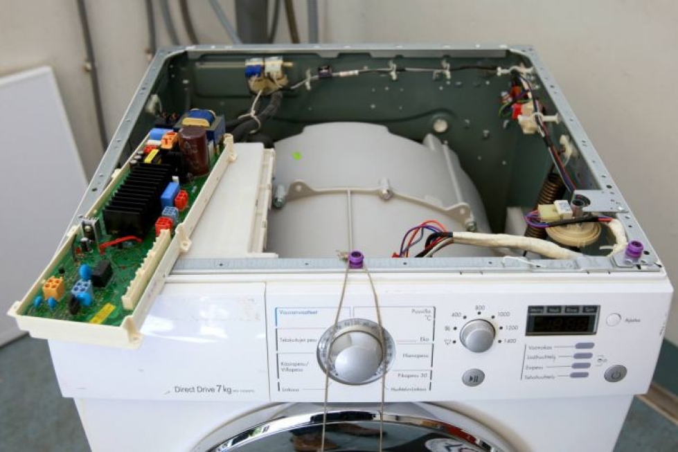 Arvokkaita kodinkoneita, kuten pyykin- ja astianpesukoneita korjataan yhä usein, mutta viihde-elektroniikan korjaaminen on vähentynyt.