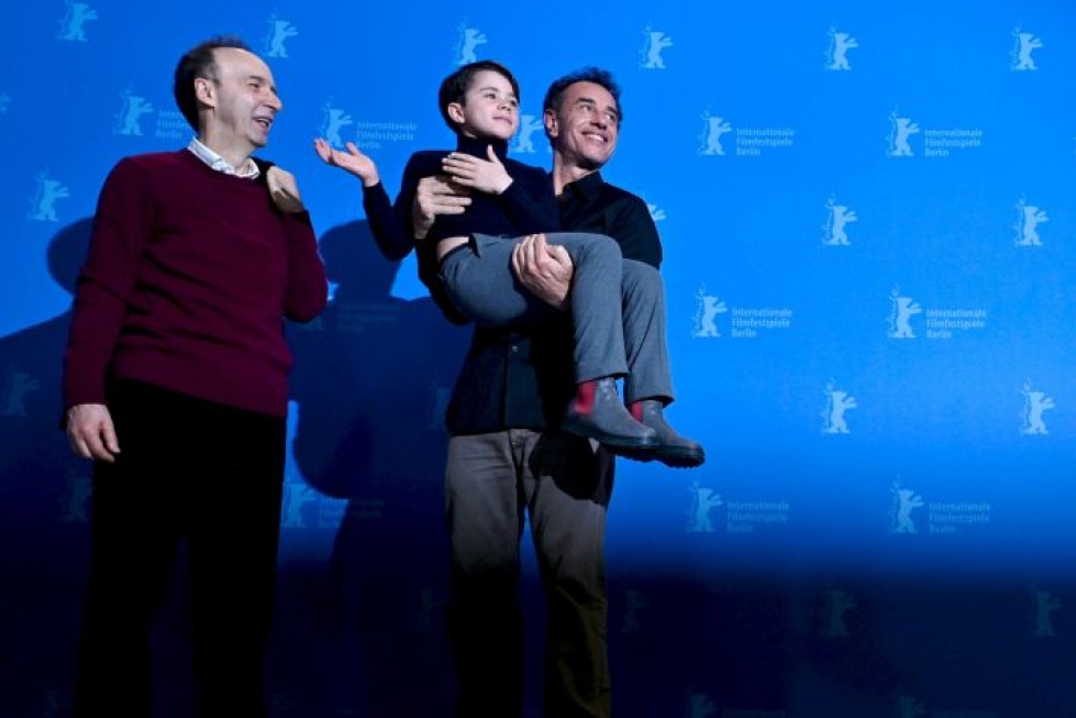 Puisen pojan veistävää Geppettoa, joka haluaa olla isä, esittää kestotähti Roberto Benigni (vasemmalla). Hän on arvostettu elokuvantekijä itsekin. LEHTIKUVA/AFP