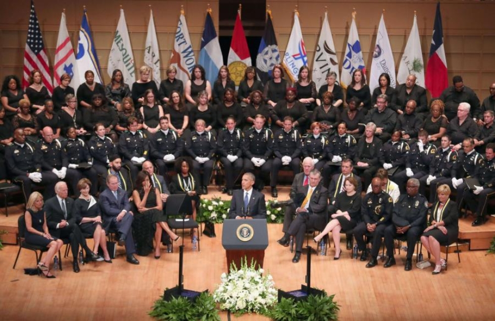 Presidentti Barack Obama puhui viiden Dallasissa ammutun poliisin muistotilaisuudessa tiistaina. Kuva: Lehtikuva/AFP