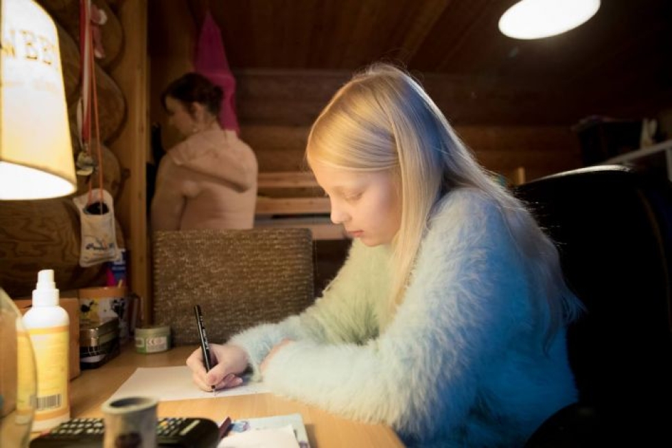Sinna Siimestö piirtää mieluiten huoneensa pöydän ääressä. Marjo Siimestö joutuu toisinaan patistelemaan neljäsluokkalaistaan piirustuspöydän äärestä nukkumaan.
