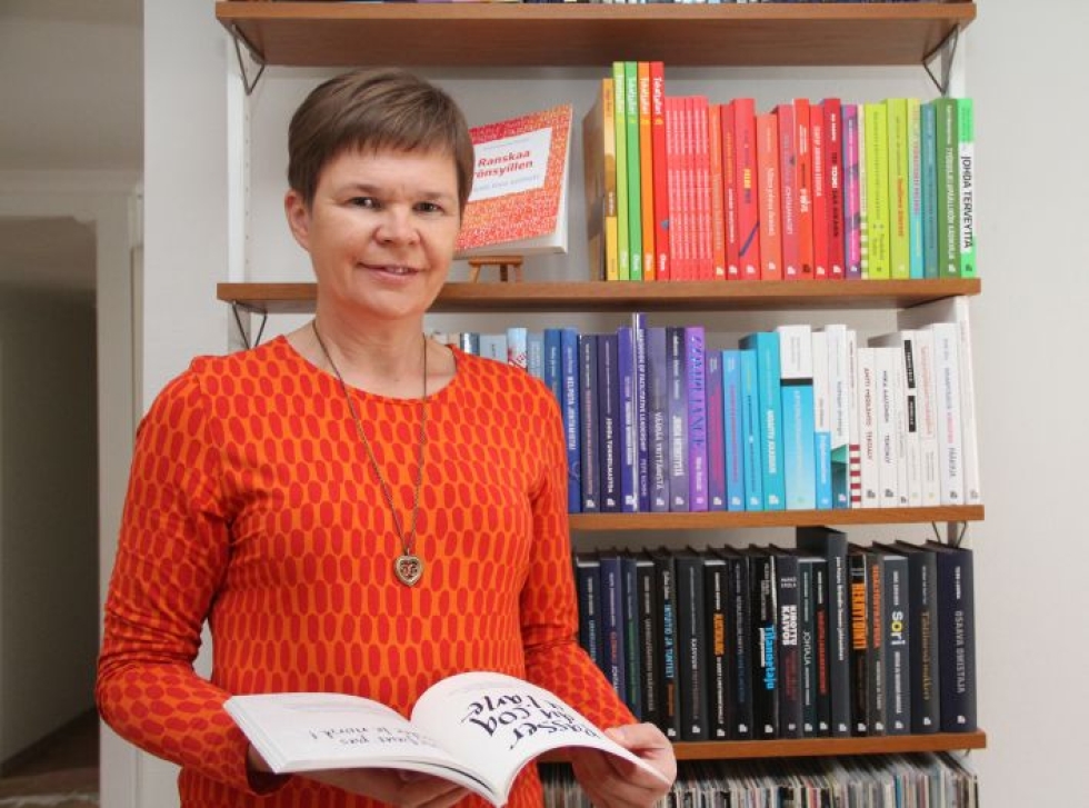 Seitsemän vuoden yrittäjyyden aikana Taru Tarvainen on taittanut kirjahyllyn täydeltä muiden kirjoja. Nyt tuli oman Ranskaa rönsyillen -kirjan vuoro.