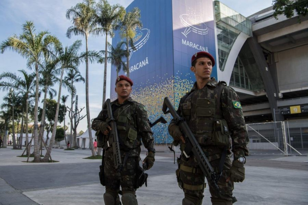 Brasilian turvallisuusjoukot vartioivat Maracanan stadionia Rio de Janeirossa. LEHTIKUVA/AFP