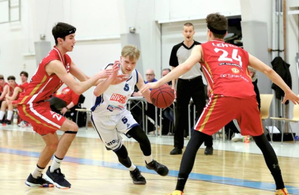 Valtteri Mervola pallon kanssa alle 19-vuotiaiden ykkösdivisioonan finaalipelissä Kaarinan Uraa vastaan huhtikuussa.