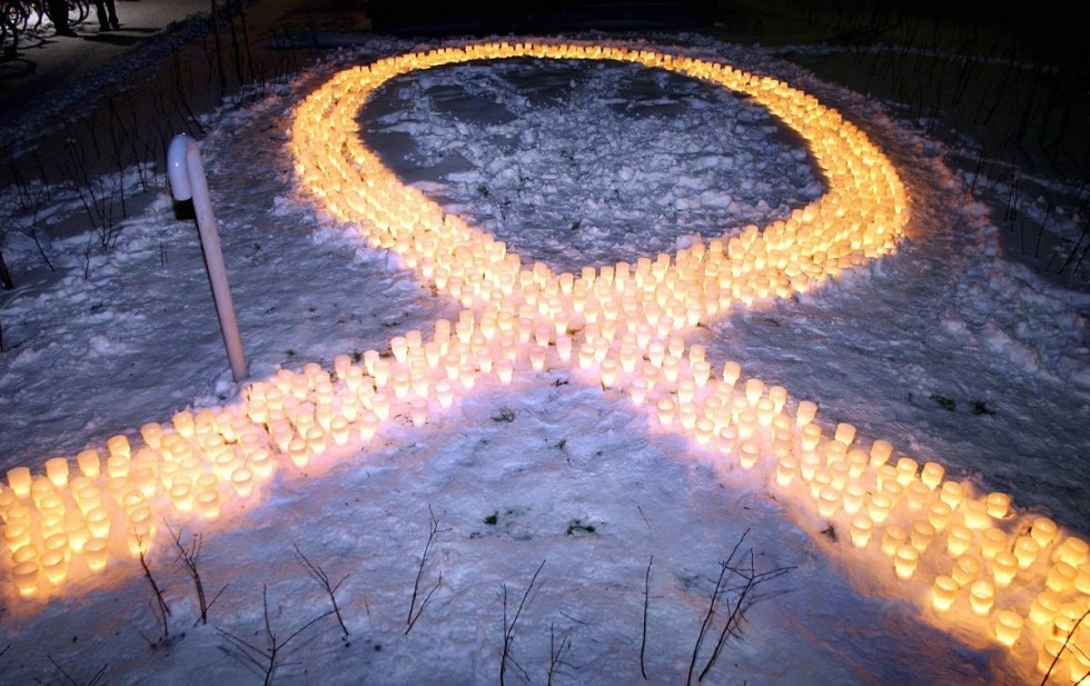 Punaisen Ristin Pluspiste järjestää kynttilätapahtuman Joensuun torilla
jälleen maailman aids-päivänä sunnuntaina 1.12. kello 14. Kuva on aiempien vuosien tapahtumasta.