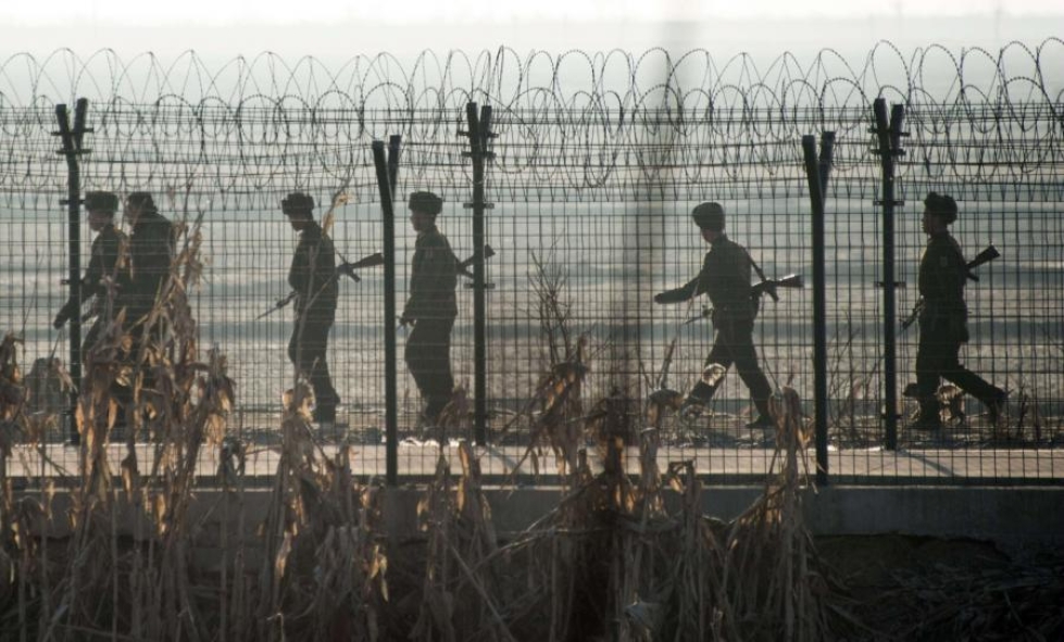 Pohjois-Korean sotilaat vartioivat Kiinan-vastaista rajaa. LEHTIKUVA/AFP
