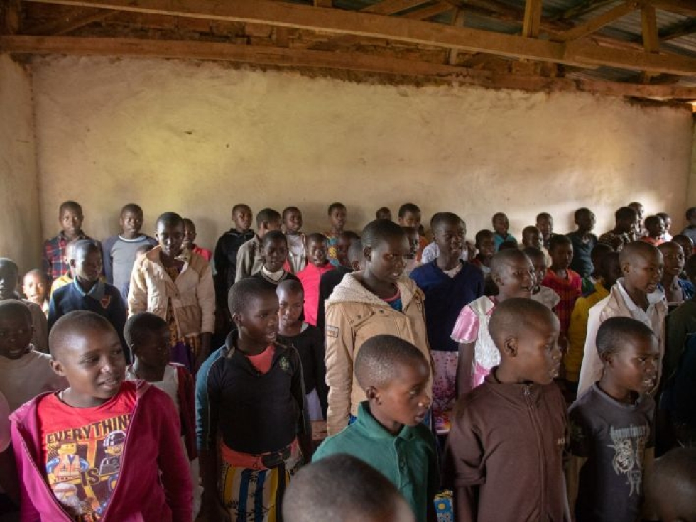 Turvaleirin osallistujat luettelevat luokassa yhteen ääneen silpomisen haittoja. LEHTIKUVA / Nyasha Kadandara