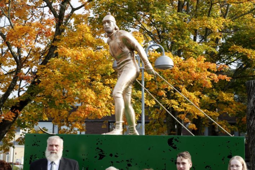 Hiihtotaituri Juha Mietoa esittävä Legenda-patsas paljastettiin Kurikassa. LEHTIKUVA / KALLE PARKKINEN