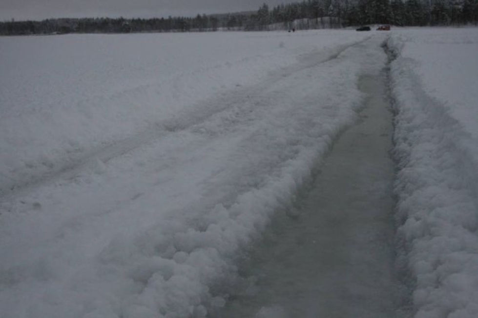 Järvien jäät voivat tällä hetkellä olla monin paikoin erittäin petollisia. Arkistokuva.