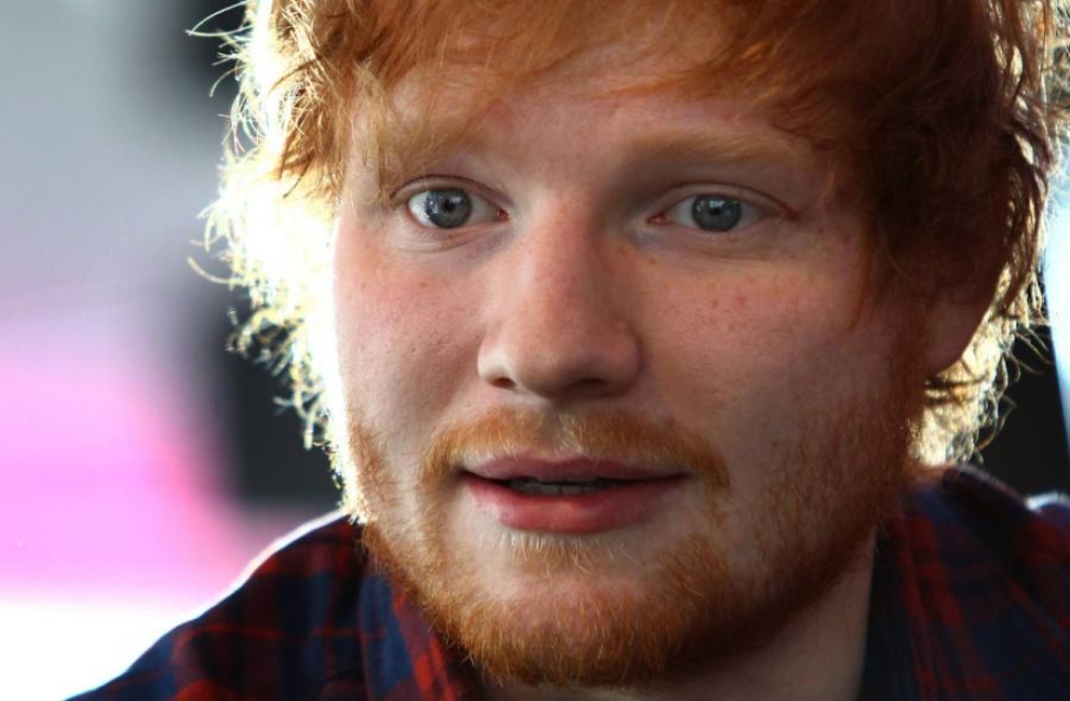 Ed Sheeranin kasvot kokivat kovia toisen popparin leikillisessä ritariksi lyömisessä.