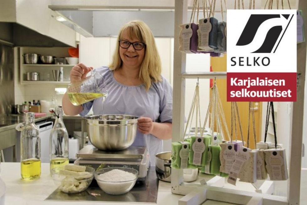 Marjo Räsänen tekee Onnenpussi-yrityksessään erilaisia palasaippuoita.