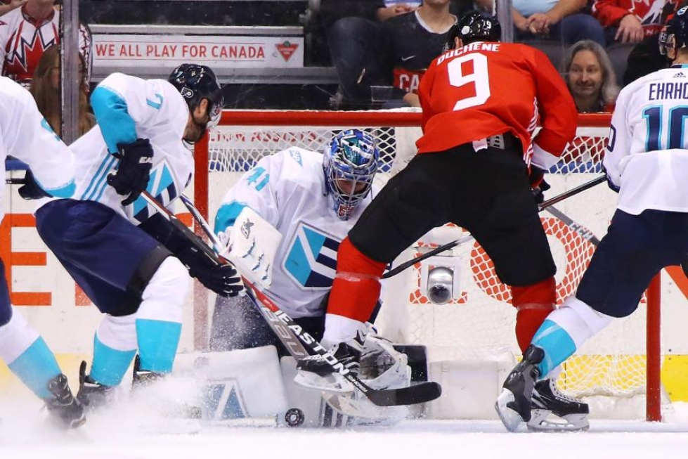 Kanada voitti selvästi Euroopan joukkueen jääkiekon World Cupin ensimmäisessä finaalipelissä maalein 3–1. LEHTIKUVA/AFP