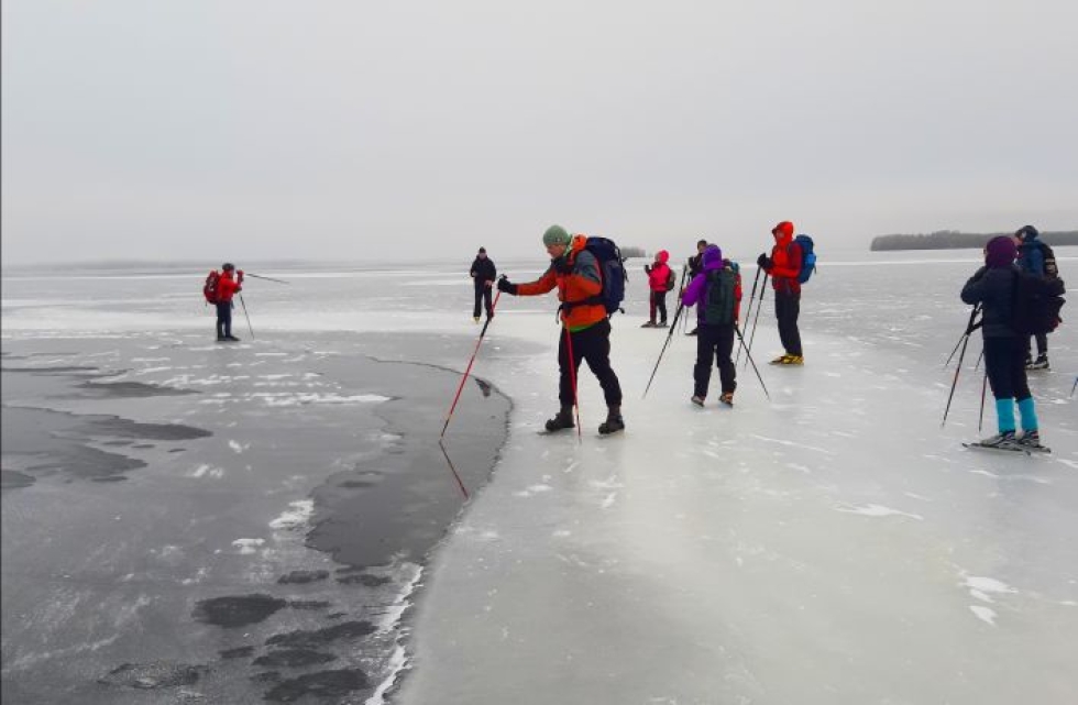 Suomen Retkiluistelijat ry:n ryhmä kävi lauantaina tarkistamassa jäätilannetta Höytiäisellä. Kuvassa kantavalla jäällä Hannes Ikonen testaa noin sentin paksuista jäätä tuuliavannon reunalla.