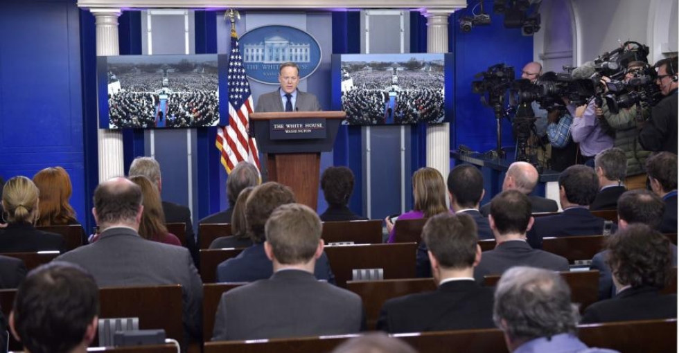 Valkoisen talon lehdistöpäällikkö Sean Spicer piti tiedotustilaisuuden, jossa syytti mediaa presidentti Donald Trumpin virkaanastujaisten vähättelystä. LEHTIKUVA/AFP