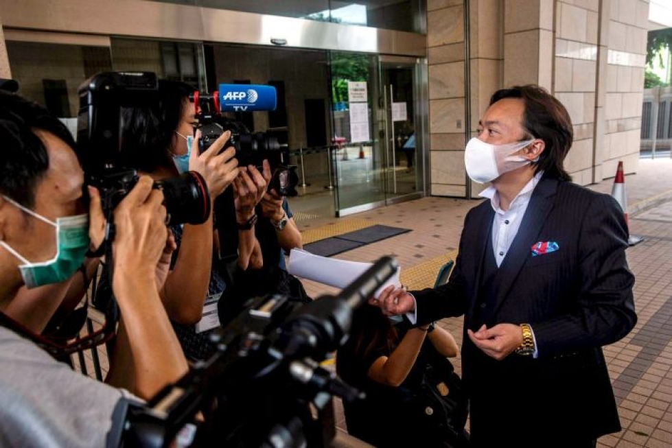 Uuden turvallisuuslain perusteella syytteeseen asetetun miehen asianajaja Laurence Lau puhui medialle Hongkongissa perjantaina. LEHTIKUVA/AFP