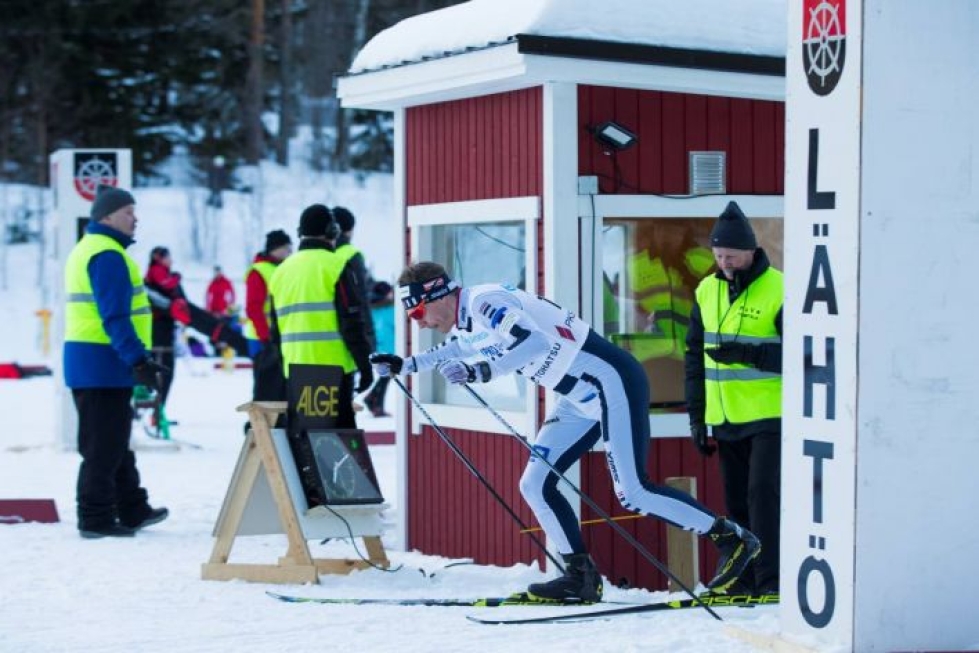 Anssi Pentsinen hiihti toiseksi Puhoksen iltahiihdoissa keskiviikkona. Kisan voitti Lari Lehtonen.