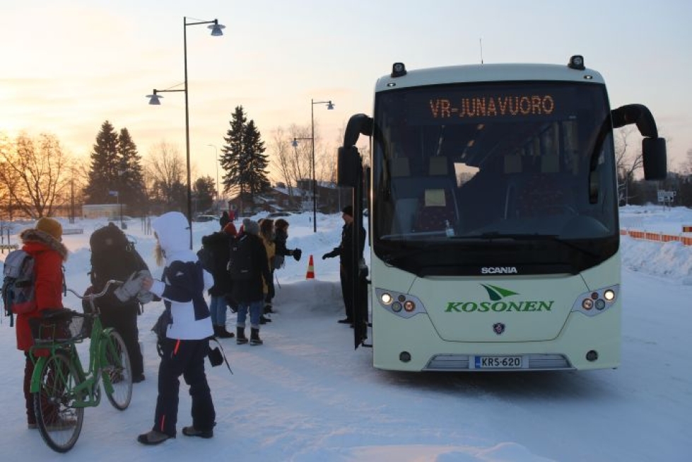 Perjantaina tarvittiin kaksi bussia jo senkin takia, että Pieksämäen-juna jäi Joensuun asemalle. 