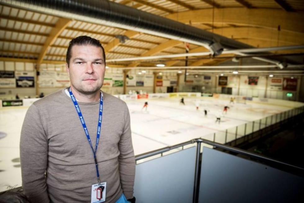 Kiteeläislähtöinen Tomek Valtonen on vetänyt useasti jääkiekkoleirejä Kiteellä. Hänen valmennusuransa jatkuu seuraavaksi Ruotsissa.