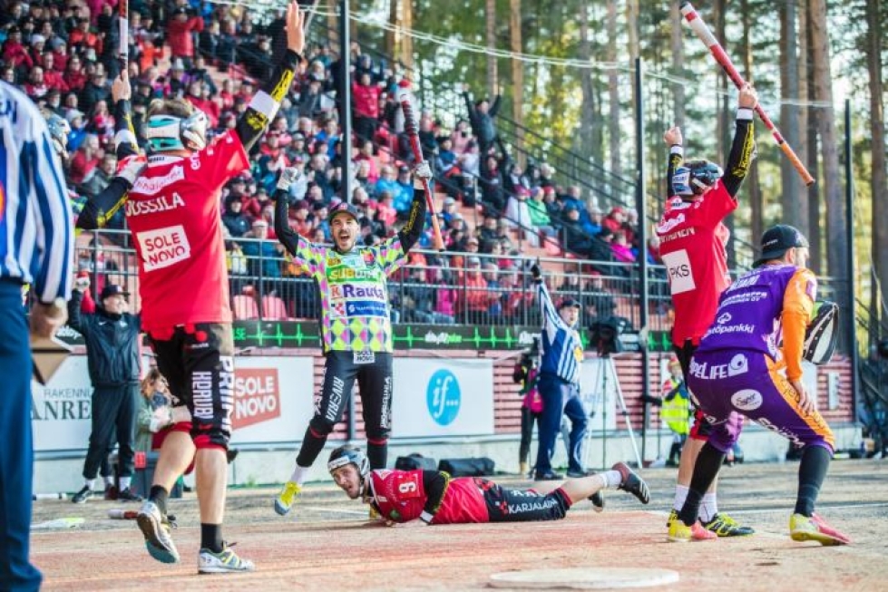 Iiro Kuosa toi Tuomas Jussilan taidokkaasta kohonäpistä JoMan toisen jakson kolmannen juoksun. Jokeri Aleksi Rautiainen tuulettaa muun joukkueen mukana.