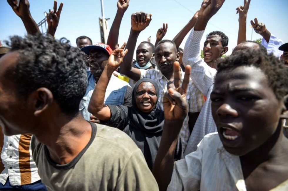 Presidentti Omar al-Bashirin syrjäyttämisen jälkeen mielenosoittajat ovat vaatineet vallan luovuttamista siviilihallinnolle. LEHTIKUVA/AFP