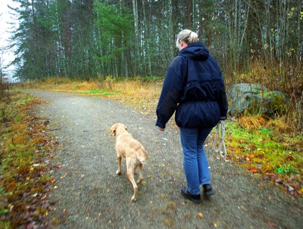 Hyökkäyksen kohteeksi joutunut nainen ei uskalla enää käydä lenkillä koiransa kanssa Noljakassa. Arkistokuva ei liity tapaukseen.