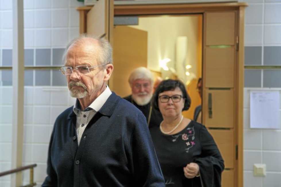 Elias Huurinainen ja arkkipiispa Leo (ovensuussa) saapumassa oikeussaliin. 