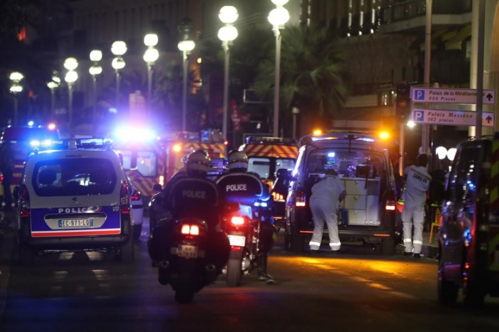 Ranskan Nizzassa poliisit ja pelastusviranomaiset auttoivat joukkoyliajon uhreja. LEHTIKUVA/AFP