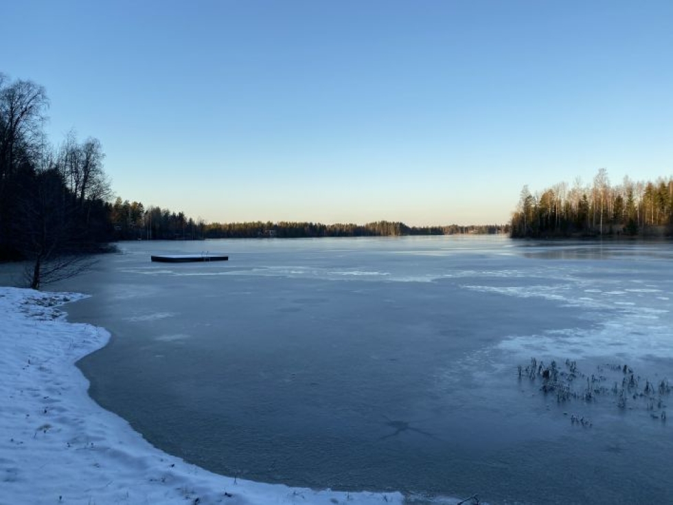 Viime päivien pakkaset ovat tuoneet pienempiin järviin ohuen jääpeitteen. Kuva on Hammasjärvestä 9. joulukuuta.
