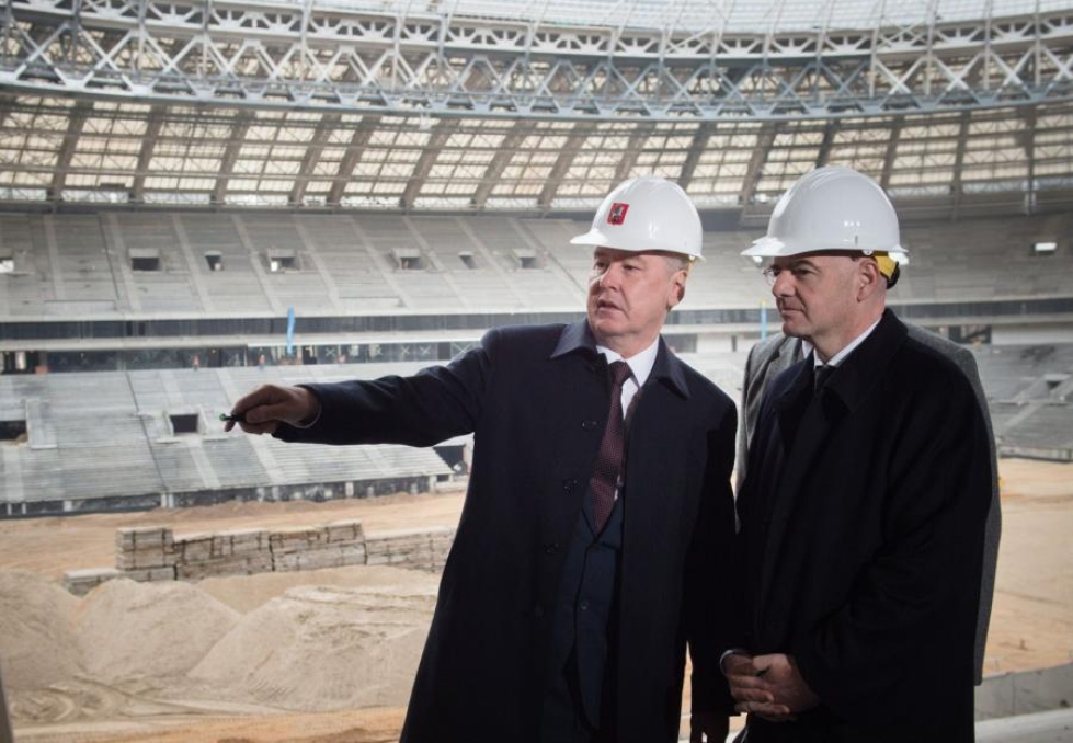 Moskovan pormestari Sergei Sobjanin esitteli stadionia Fifan puheenjohtajalle Gianni Infantinolle viime kuussa. LEHTIKUVA/AFP