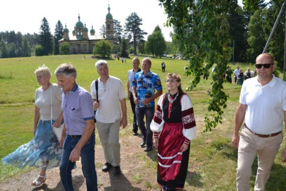 Uudesta ystävyysseurakunnasta oli tullut vieraita, muun muassa etualalla oikealla olevat Indrek Veski ja Mare Hollo osallistuivat praasniekkaan.