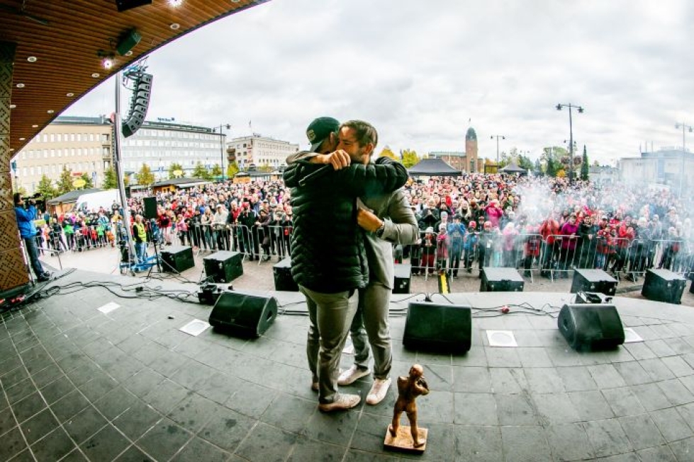 Tunteikkaan lauluesityksen jälkeen Juha Puhtimäki ja Iiro Kuosa halasivat lämpimästi.