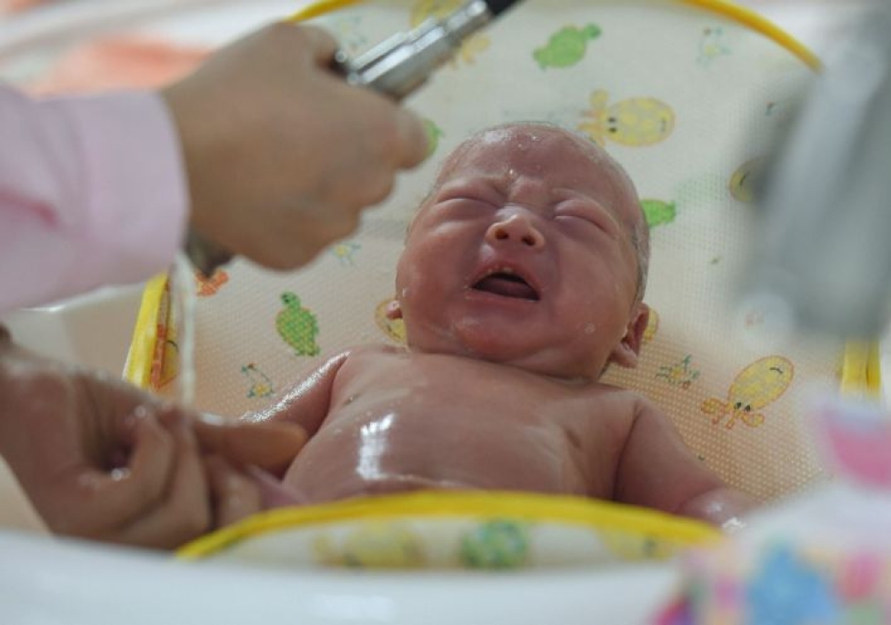 Kiinassa syntyi viime vuonna 15,2 miljoonaa lasta. Lehtikuva/AFP