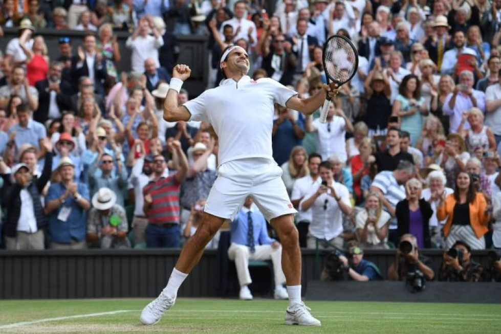 Roger Federer (kuvassa) kukisti välierässä toisen lajilegendan Rafael Nadalin. LEHTIKUVA / AFP