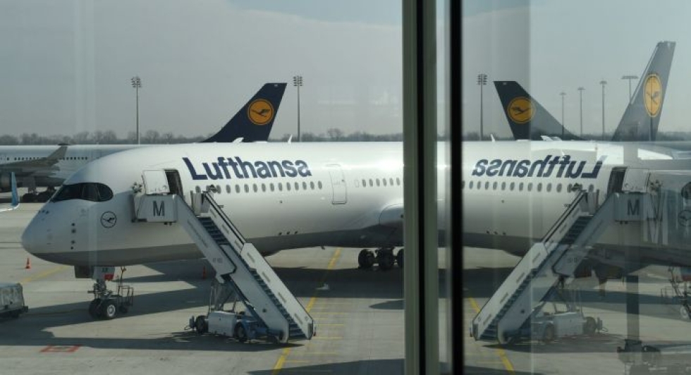 Saksalaisyhtiö Lufthansan työntekijät tavoittelevat ulosmarssilla palkankorotuksia sekä muita työehtojen parannuksia. LEHTIKUVA / AFP