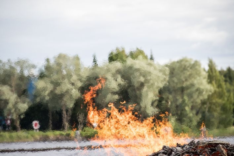Metsäpalovaroitus on toistaiseksi voimassa Pohjois-Karjalassa. Arkistokuva Jokiaseman juhannuskokosta.