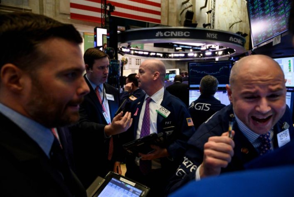 Pörssivälittäjillä oli kiirettä New Yorkin pörssissä, kun pörssipäivän päätteeksi osakekurssit olivat nousussa. Kuva: Lehtikuva/AFP