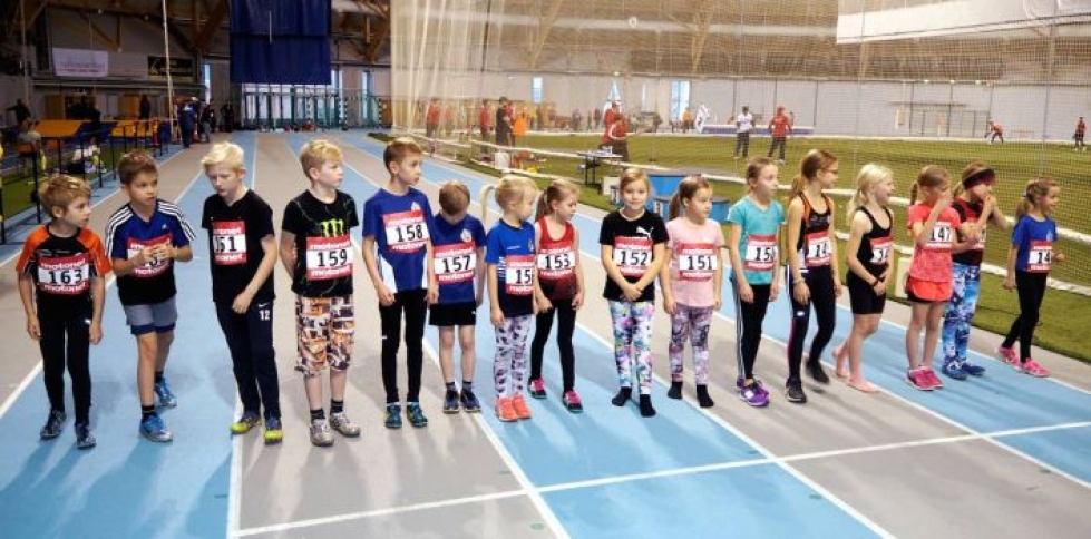 9-vuotiaiden 1000 metrin juoksu keräsi lähtöviivalle paljon osallistujia.
