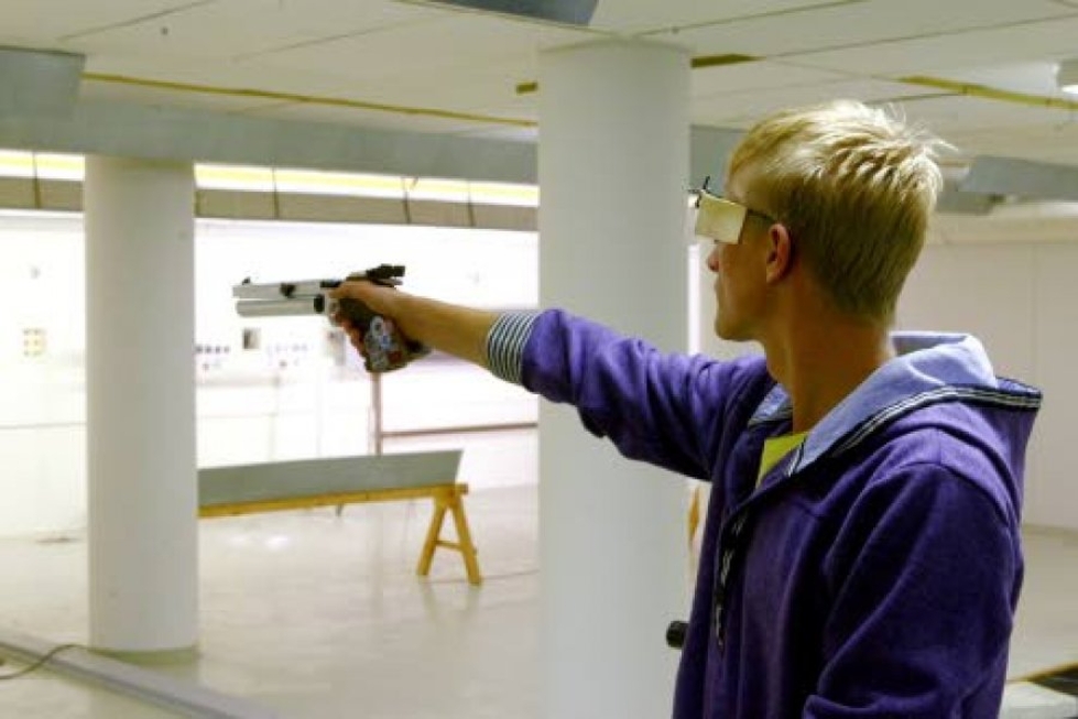 Karri Turunen harjoittelee pääosin Rekulan päiväkodin kellarissa olevalla ampumaradalla.