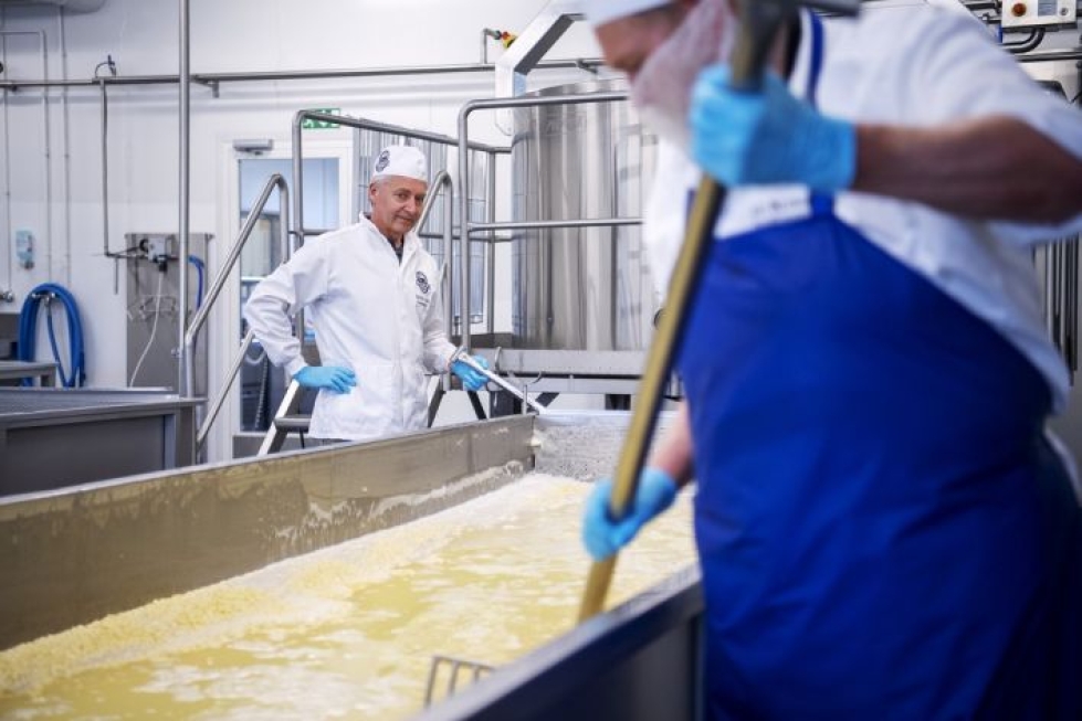 Cheddarin valmistumismenetelmä antaa juustolle sen ominaisluonteen. Markku Liias kehuu kollegaansa Aki Paloniemeä juustontekijäksi, joka tekee työtään suurella sydämellä.
