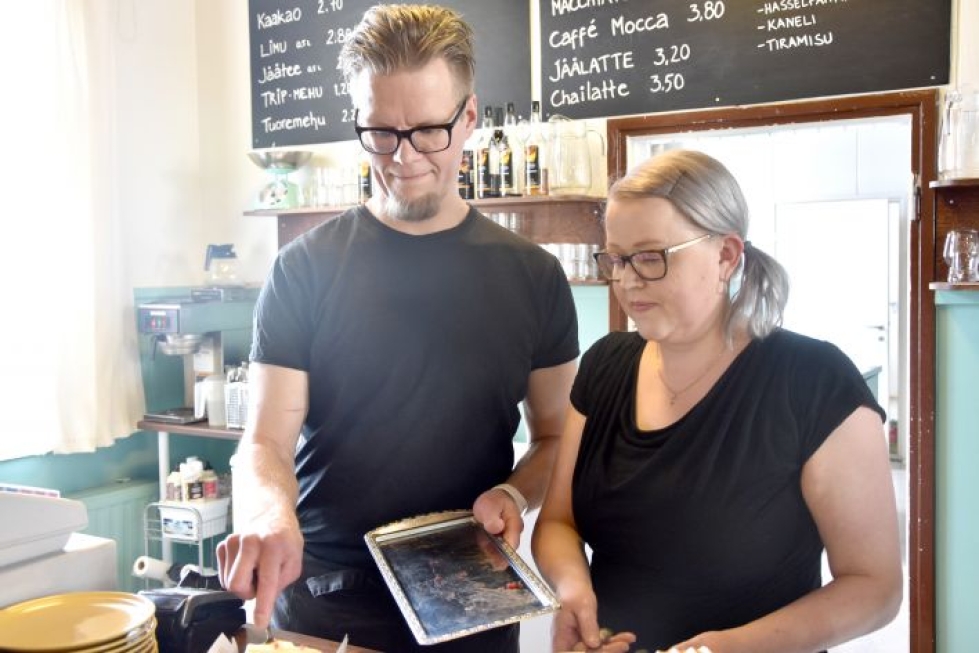 Sirpa ja Janne Tiainen muuttivat Helsingistä Valtimolle kahdeksan vuotta sitten. – Tiesimme ennen muuttoa, että yrittäjyys on ainoa keinoa työllistää itsensä, ravintola-kahvila Kanelia pyörittävä pariskunta kertoo.
