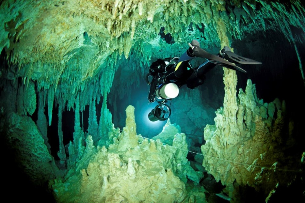 Kuvassa Mia Pietikäinen luolassa Meksikossa.
