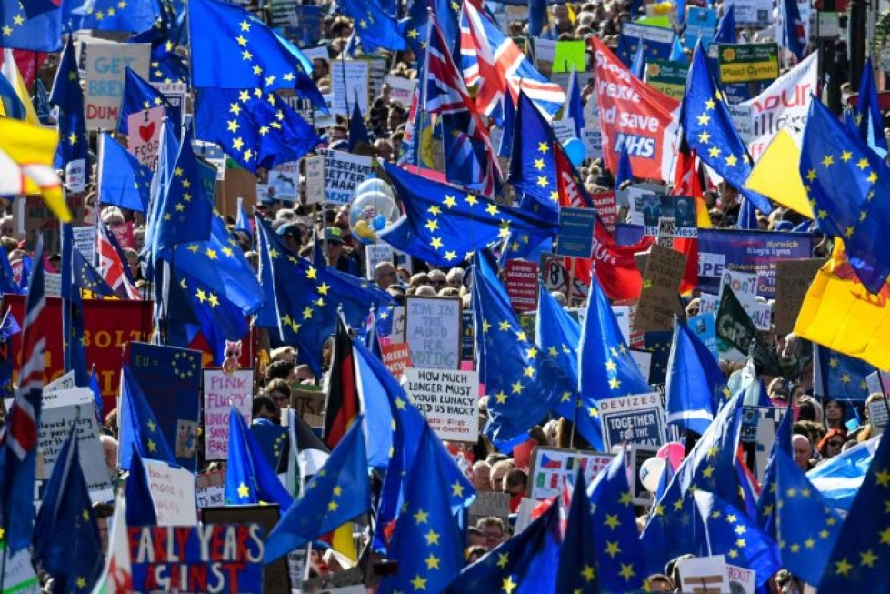 Lontooseen kokoontui eilen valtava joukko mielenosoittajia, jotka vaativat EU-erosta uutta kansanäänestystä. LEHTIKUVA/AFP